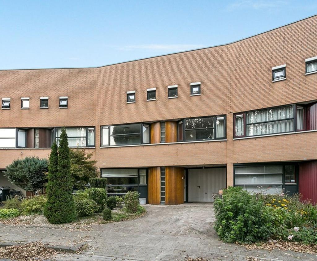 Middenwoning met ruime tuin en garage.