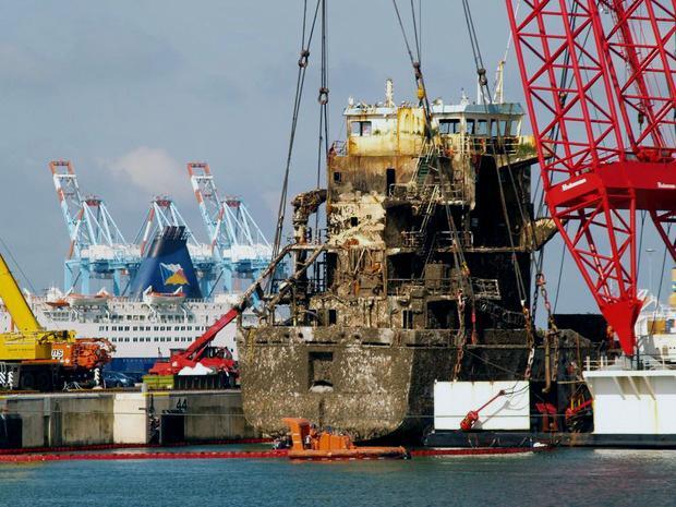 Scaldis begon al in april aan de klus. Maandagavond dan kon het zware hijskraanschip Rambiz de voorsteven uit het water tillen en op een ponton plaatsen.