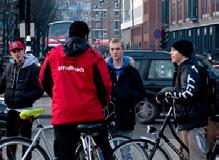 Veel leerkrachten en jongerenwerkers hebben er mee te maken: handelingsverlegenheid in gesprek met moslimleerlingen over gevoelige onderwerpen. Hoe nemen we de angst weg om het gesprek aan te gaan?