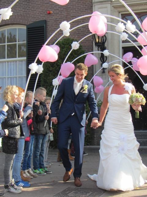 Juf Martine is getrouwd Op de vrijdag voor de herfstvakantie was het feest voor de kinderen van groep 6 want hun juf Martine ging trouwen met