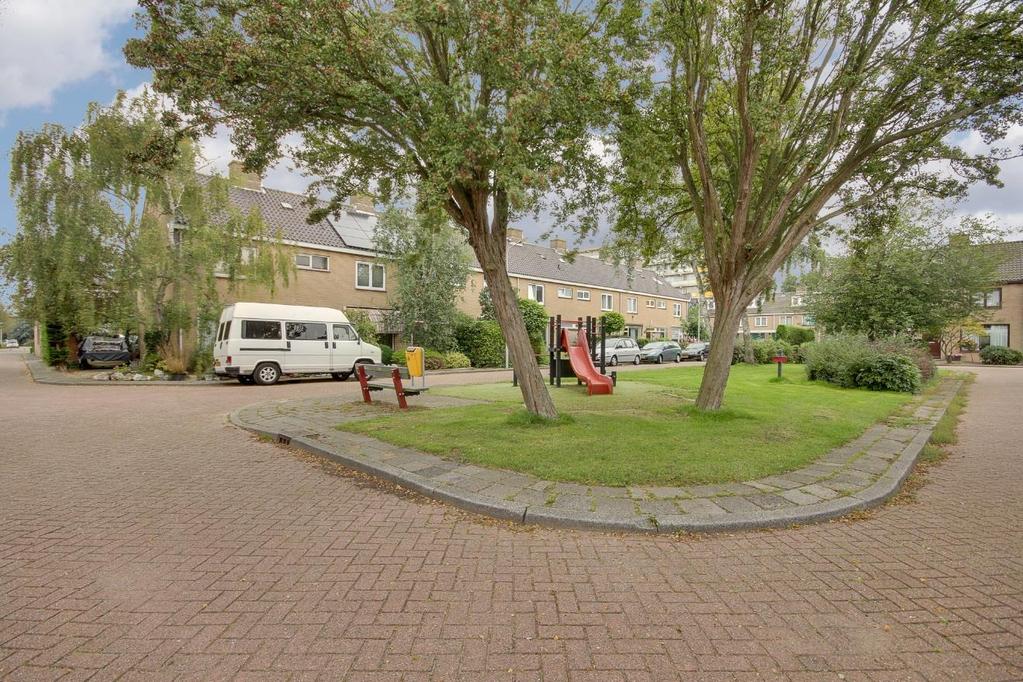 Op de eerste etage 3 slaapkamers, een badkamer en dakterras gerealiseerd op de uitbouw.