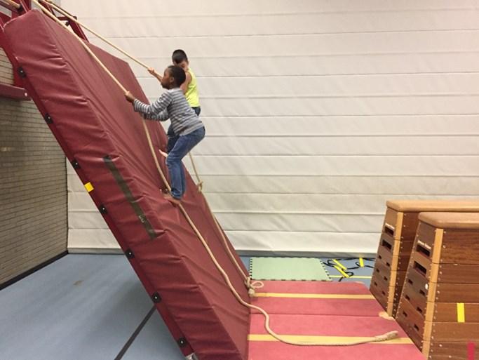 Als de kinderen trampoline gaan springen tellen zij tot 10.