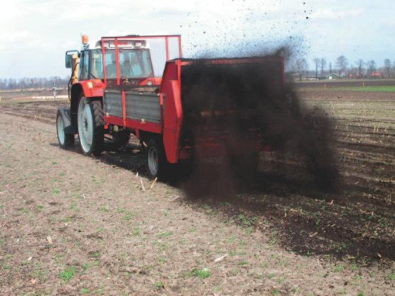 > 17 Terugbrengen van gecomposteerde gewasresten op het veld.