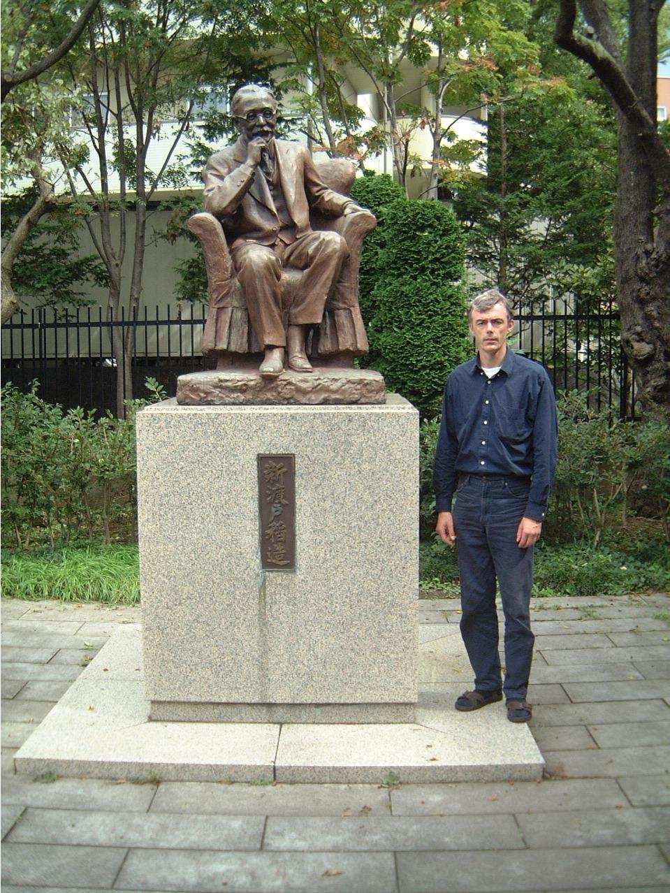 Mark Sterke bij het standbeeld van Inazo