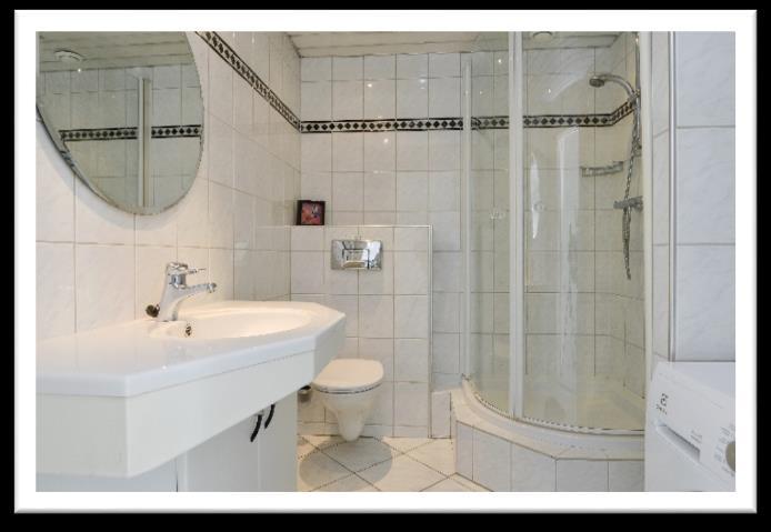 Badkamer Moderne en lichte badkamer met douche met glazen wand, zwevend toilet, groot