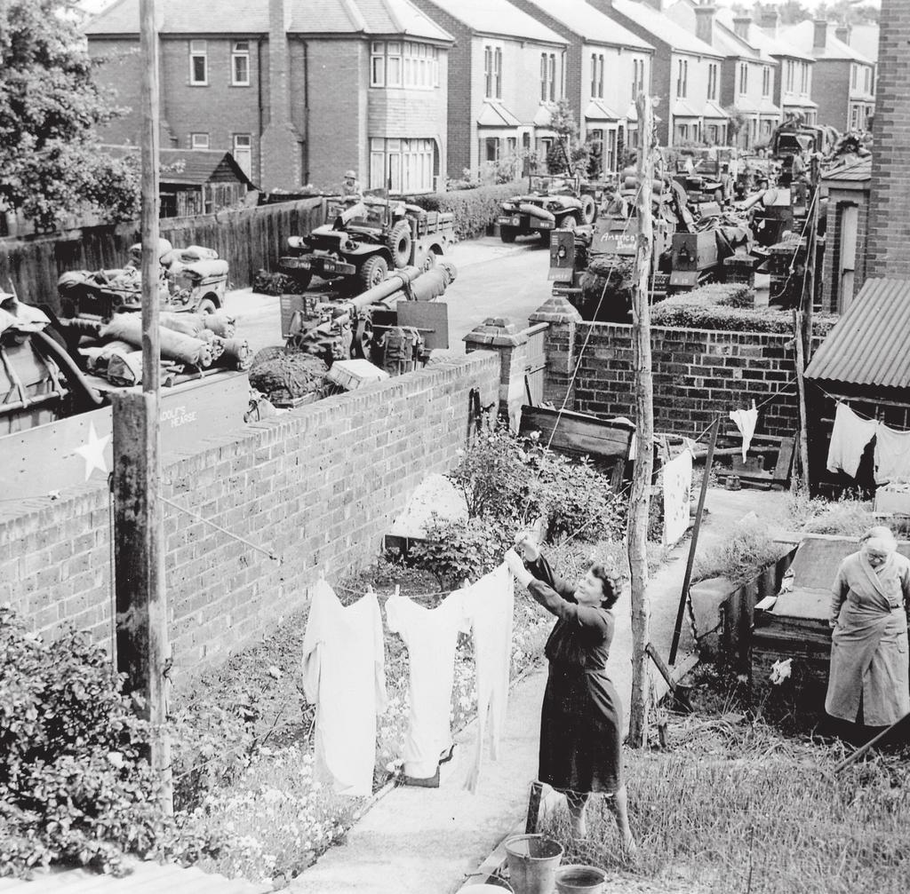 Deel 1 Voorbereiding Een vrouw hangt op 5 juni 1944 haar wasgoed in een tuin aan de zuidkust van Engeland (misschien in South ampton).