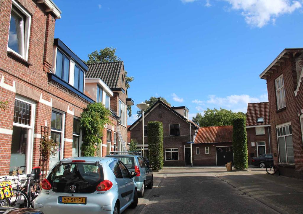 Op gewilde en gunstige locatie in de wijk Zandberg gelegen, gemoderniseerde en uitstekend onderhouden zeer royale tussenwoning met kleine binnenplaats en ruim dakterras.