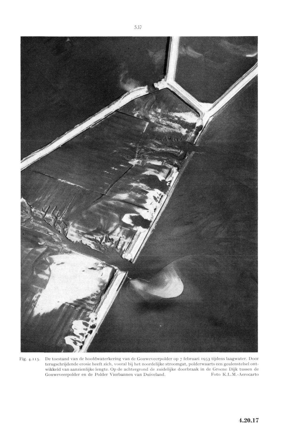 5.57 7 1... : '"' ' ^ ' ^ ' ' \ P - JT *: ".. '' JV t/j /ViiJH t f mêbêv' ^ J Fig. 4115. De toestand van de hoofdwaterkcring van de Gouweveerpolder op 7 februari 1953 tijdens laagwater.