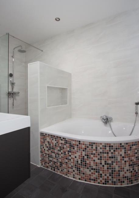 Vloerafwerking: laminaat Wandafwerking: spachtelputz Plafondafwerking: spuitwerk Badkamer Luxe badkamer voorzien van een hoekbad, ruime inloopdouche met regendouche, badmeubel, zwevend toilet en