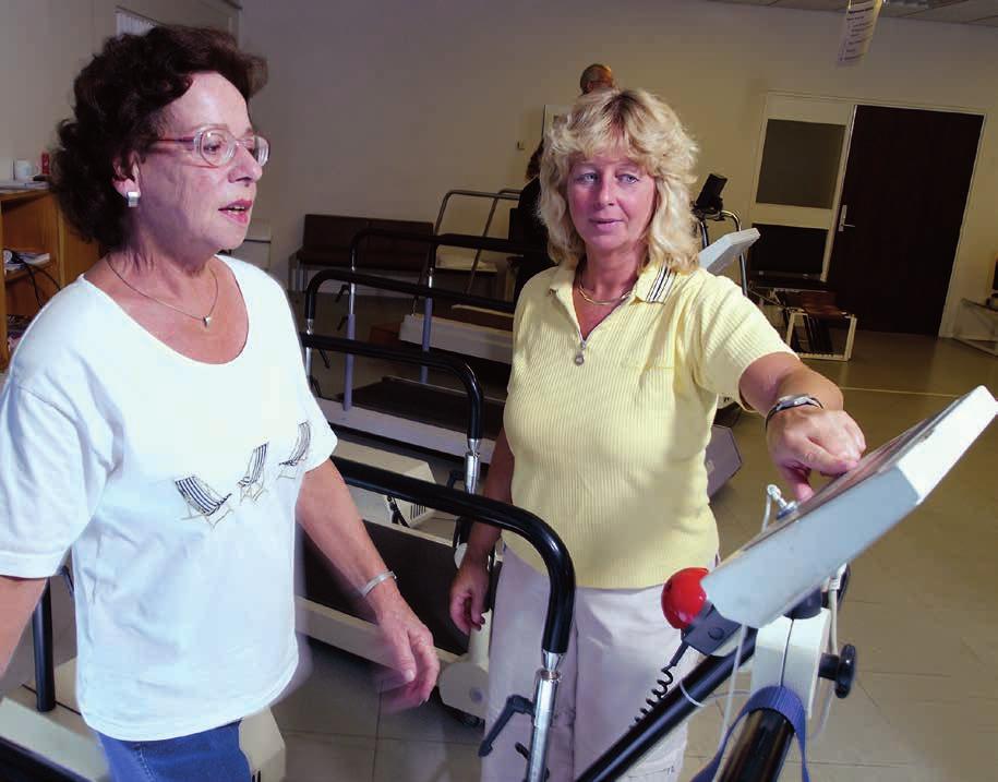 zuurstof verbruikt en dus minder pijn voelt. De eerste weken begeleidt de fysiotherapeut u intensief. Daarna bouwt hij (of zij) de begeleiding af en traint u steeds meer zelfstandig.