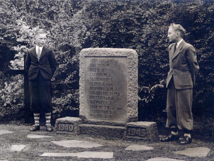 28 Herdenkingsmonument Meistaking Gefusillieerd Op 29 april 1943 werd bij machinefabriek Stork in Hengelo het sein gegeven voor een staking waaraan ook het personeel van textielfabriek Jordaan