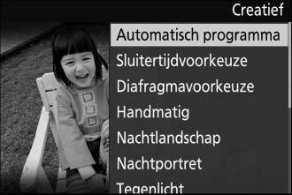 6Creatieve stand Kies de creatieve stand wanneer u foto s wilt maken met behulp van speciale effecten, om instellingen aan het onderwerp aan te passen of bij het bedienen van sluitertijd en diafragma.