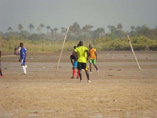 Voetbal is in Gambia ook erg belangrijk iedereen doet het, maar lang niet iedereen heeft voetbalschoenen of sportkleding.