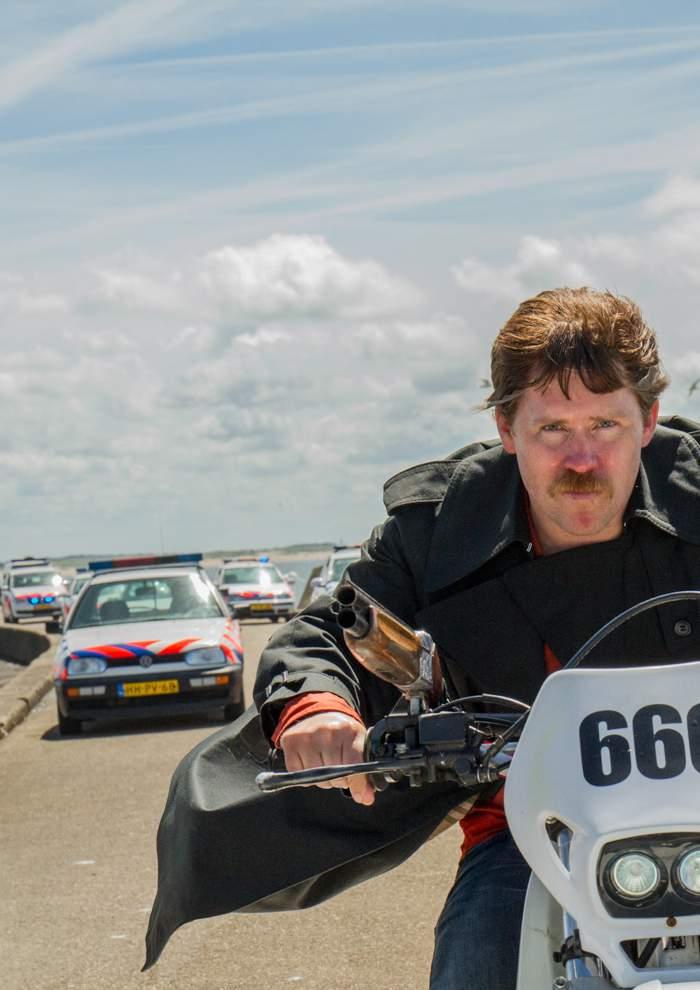 RON GOOSSENS LOW-BUDGET STUNTMAN VRAGEN EN OPDRACHTEN Vragen naar aanleiding van de trailer Trailer: Ron Goossens Low-Budget Stuntman Wat voor soorten filmgenres ken je?