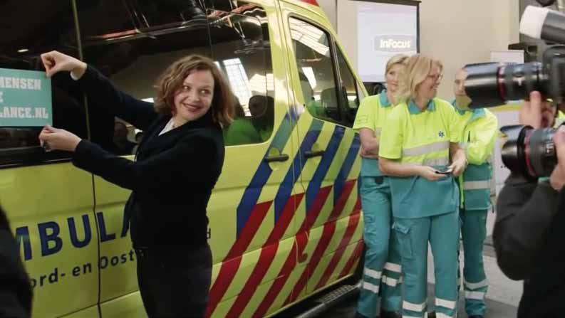 /// Maart 2014: aftrap campagne door minister Schippers Minister Schippers van VWS plakte de eerste grote campagnesticker van De mensen van de ambulance, samen met een