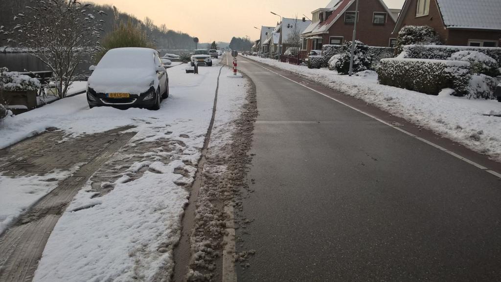 Sneeuw ruimen fietsstrook (Nieuwemeerdijk) Tijdens de winterperiode wordt er door de gemeente geen sneeuw geruimd dat op de fietsstroken tussen de chicanes ligt.