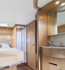 Frisse wind in badka m Der HYMER Tramp Premium 50 creëert niet alleen door zijn woon- en slaapgedeelte maar ook door zijn badkamers een moderne, hoogwaardig verschijningsbeeld.