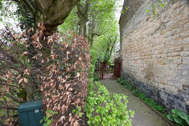 Rustig gelegen en verscholen in het groen, geschakelde boerenwoning met schuur op een ruim perceel van 673 m² groot.