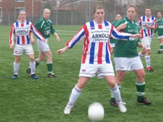 . De druk op het doel van Zaamslag werd groter, dus achterin moesten we erg attent blijven om de zeer snelle spitsen onder controle te houden. Met een 0-1 achterstand gingen we de rust in.