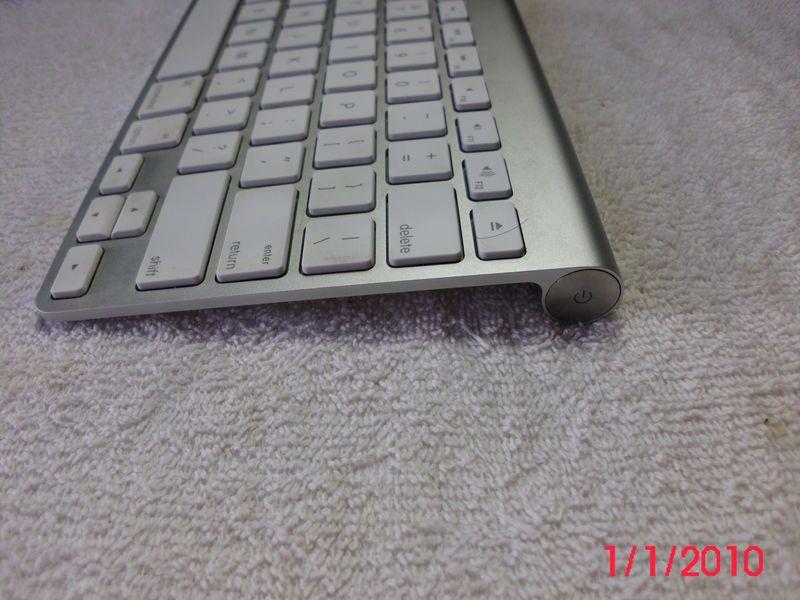 toetsenbord een muntstuk om de schroef uit deksel los