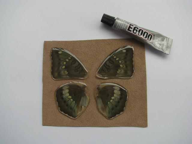 Benodigdheden - 4 vlindervleugelcabochons; - 2 a 3 verschillende maten lucite bloemetjes; - 5 gram 15/0 rocailles; - 5 gram 11/0