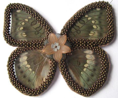 Stap 8 Vlinder uitknippen Als alle vleugeltjes omrandt zijn met kraaltjes, gaan we de vlinder uitknippen. We knippen eigenlijk alle overtollige suède om de vlinder weg.