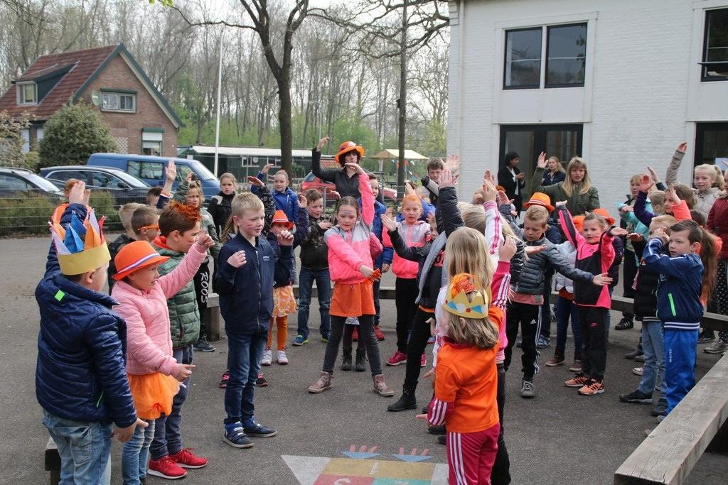 April 2018 Zo 1 1 ste PAASDAG Ma 2 2 de PAASDAG Di 3 Woe 4 Do 5 Vrij 6 Za 7 OPA-4 Zo 8 Ma 9 Schoolzwemmen groep 4-5-6 MR-vergadering, 20.