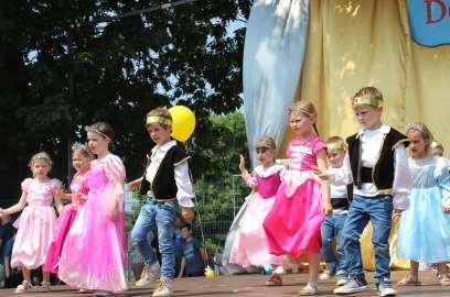 * Kleuterschool Sint-Lambertus viert feest met De Gele Ballon Zondagnamiddag 5 juni was het feest in