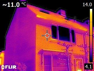Aan de achterzijde van de woning lijkt de warmtestraling van de radiatoren op de eerste