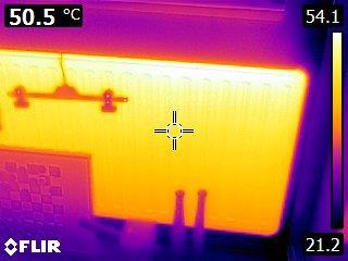 Op de radiatoren in de serre na hebben alle radiatoren in de woning voor zover zichtbaar een mooie gelijkmatige