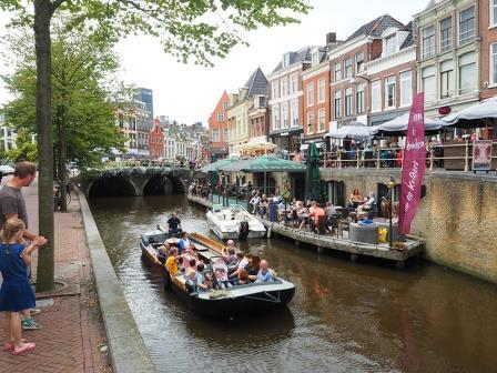 Behalve veel van de Friese scheepvaart en scheepsbouw geeft het museum een beeld van de watersport uit de 19de en 20ste eeuw en van de woon- en leefcultuur van kooplieden en schippers uit Sneek en de