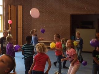 Nieuws uit groep 3/5 We zijn weer begonnen! Na een super leuke opening van het schooljaar mochten we rollend de klas in!