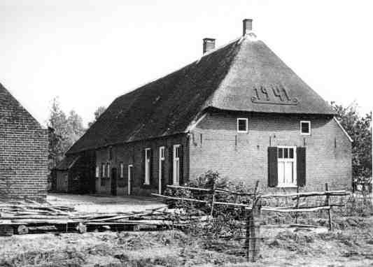 Alle vondsten drie emmers vol - gaan naar archeologisch bureau RAAP om uitgezocht te worden. Op het eerste gezicht lijken de emmers weinig zeer oud aardewerk te bevatten.