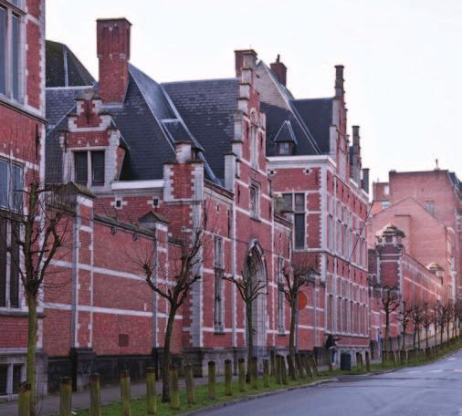 De zijgevels van de vleugels hebben een zeer functionele baksteenarchitectuur die slechts doorbroken wordt door de kleine vierkante ramen van de cellen.