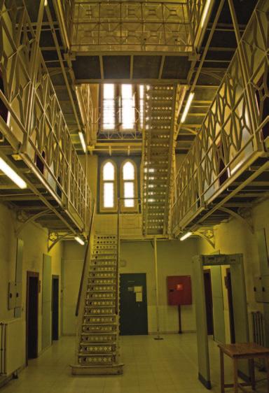 Afb. 19 Gevangenis van Sint-Gillis, zicht op een volledig gerenoveerd celvleugel (A. de Ville de Goyet, 2013 GOB). Afb. 20 Gevangenis van Vorst.