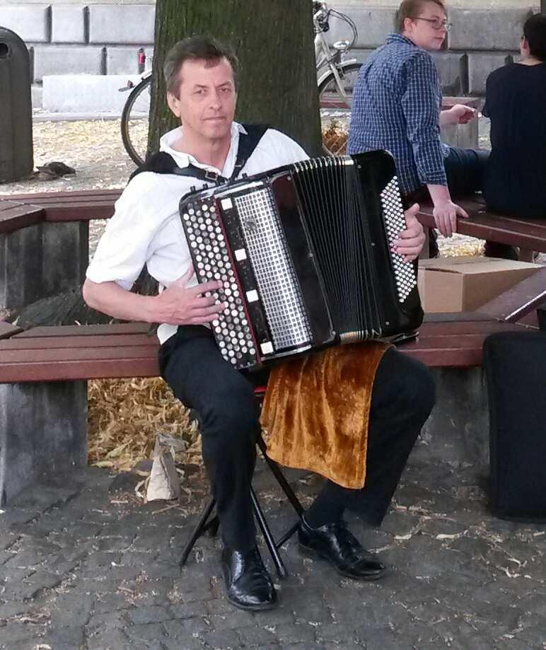 Voor hij terugvliegt naar Kiev voor een concert, speelt hij voor ons in de meditatieruimte bij Drie Veren of, indien het weer het toelaat, in onze tuin onder de Canadese es.