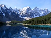 Het beschikt over het grootste warmwaterbron-buitenzwembad in Canada: 39 C water met mineralen en vrij van zwavelgeur- omgeven door natuurlijke rotswanden en een prachtig alpenlandschap.