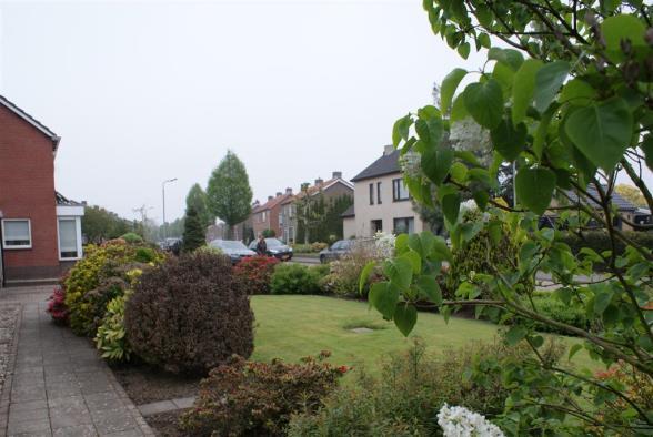 Tuin De woning beschikt over een voor-, zij- en achtertuin.