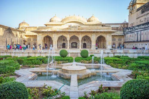 Maharaja Mansingh, de meest succesvolle generaal van Mogolkeizer Akbar, begon met de constructie van het Amber Fort in de 17de eeuw.