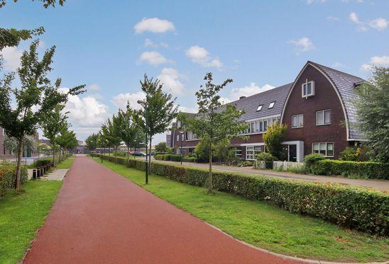 U kunt hierbij denken aan een sfeervolle en uitgebouwde woonkamer, luxe keuken, drie slaapkamers, een ruime tweede verdieping en een heerlijke tuin!