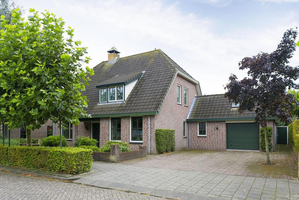 Willem Elsschotstraat 16 - Dongen Vraagprijs 495.000,- k.k. Riante vrijstaande woning gelegen op een ruim perceel in de kindvriendelijke woonwijk de Hoge Akker.