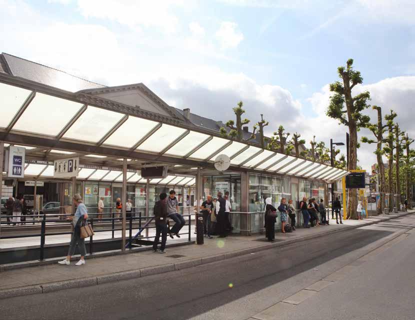 124 Het samenbrengen van het S-net, het groeistedelijk vervoer, de tangentiële lijn en de stedelijke openbaarvervoerassen benadrukt het belang van de stations als openbaarvervoerhubs.