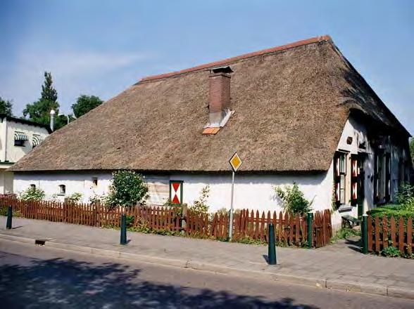 tot meer recente vormgeving met vier lagen en plat dak. De bebouwing met een meer open structuur dan in de Dorpsstraat in het centrum van Heerde staat meestal in een rooilijn parallel aan de weg.