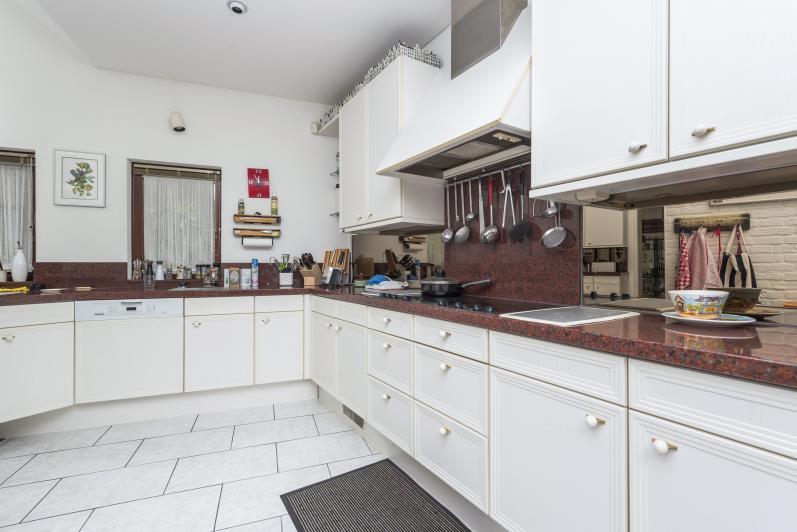 De keuken is voorzien van een composieten aanrechtblad, dubbele spoelbak, keramische kookplaat, afzuigkap,