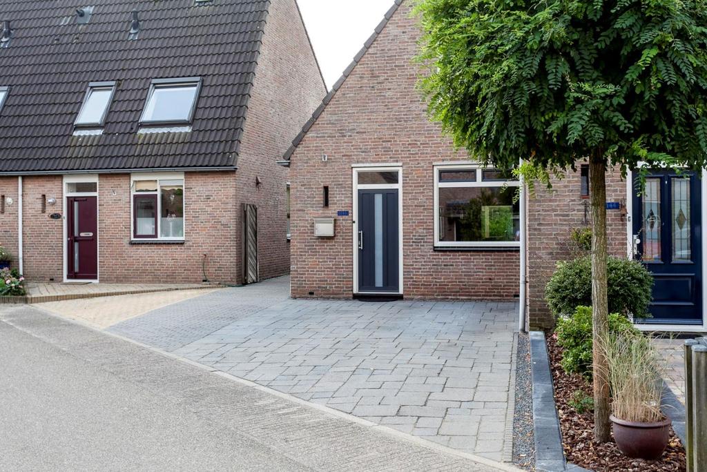 GEVEL-, DAK- EN VLOERISOLATIE ISOLATIEGLAS HR++ MET VLIEGENHORREN EERSTE VERDIEPING VOORZIEN VAN ROLLUIKEN UITBREIDING WONING 1996 BERGING/SCHUUR 1997 GEPLAATST SERREDAK IN 2005 VERNIEUWD KEUKEN EN