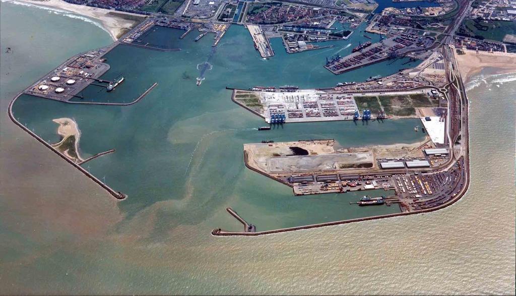 Station 1 Station 2 Station 3 Fig. 2: Aerial photo of the port of Zeebrugge with the three measuring station indicated. The water is more turbide (brownish color) outside the harbour than inside.
