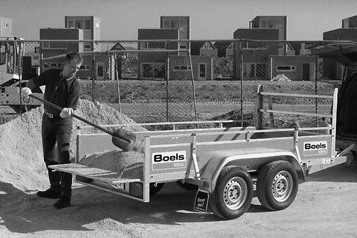 Job huurt een andere aanhangwagen om zand mee te vervoeren. Hij kan de kosten aflezen in de tabel hieronder. In de kosten van de aanhangwagen zit een vast bedrag en een bedrag per uur.