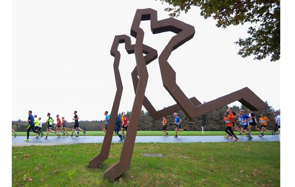 Thematiek voor het kunstwerk De nieuwe gemeente Berg en Dal wil een kunstwerk realiseren dat de nieuwe verbinding tussen de drie eerdere gemeenten symboliseert/uitdrukt en een nieuwe, samenbindende