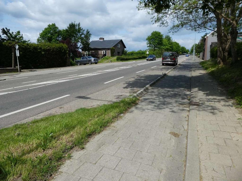 3.6 Emmaberg Het aantal beschikbare parkeerplaatsen is bepaald, door de lengte te meten van de verhoogde scheiding tussen fietspad en parkeerplaatsen.