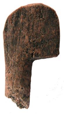 Grootste lengte: 85,5 mm. Het staafje was vervaardigd uit een pijpbeen van een groot zoogdier. In Roes staan soortgelijke artefacten uit het Friese terpengebied afgebeeld.